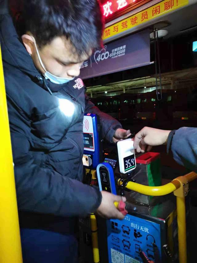 自动测温 乘车更放心！淄博2200多台公交车有了“黑科技”(图1)